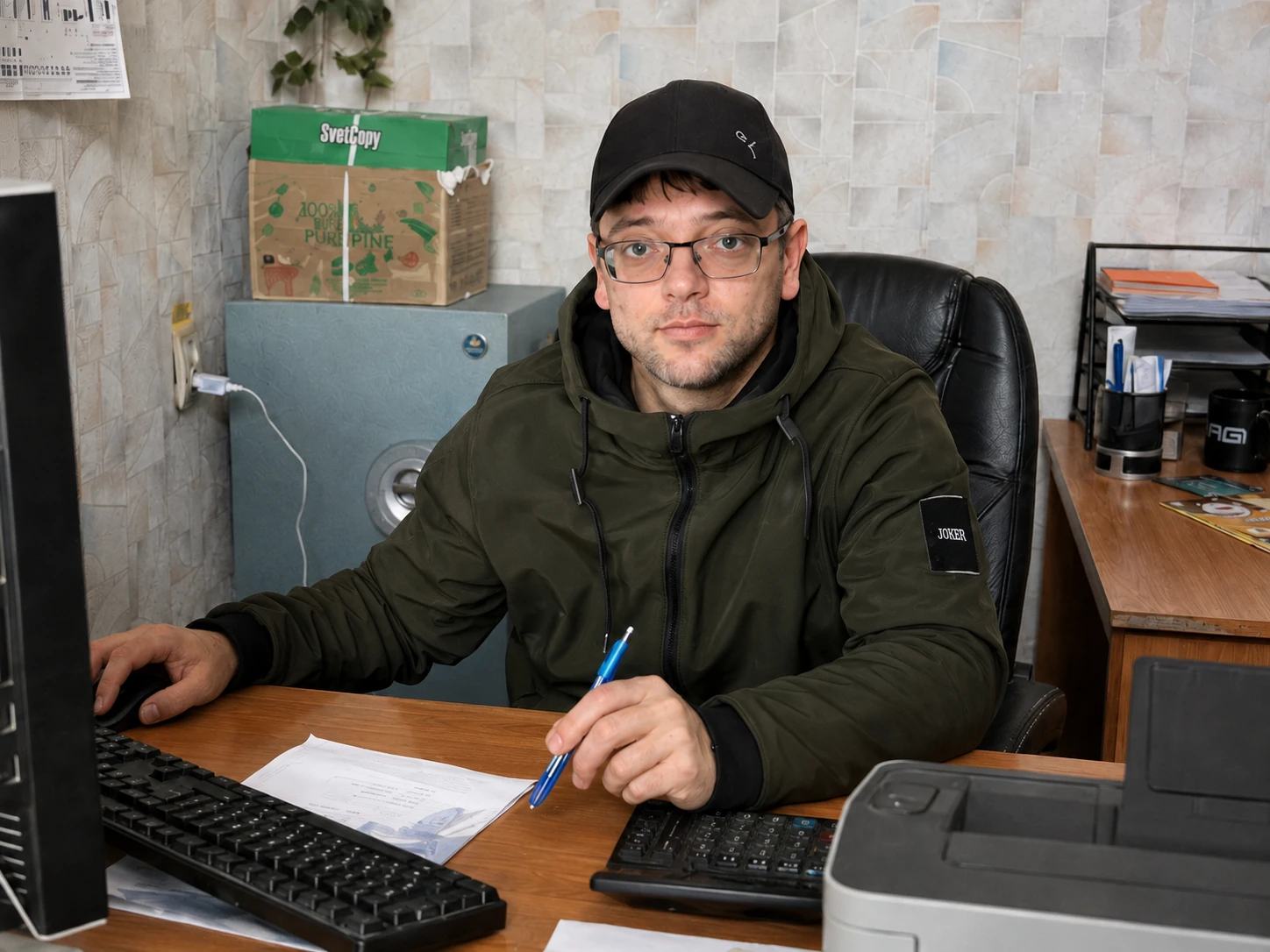 Менеджер отдела сбыта &laquo;Забор Сервис&raquo; за рабочим столом