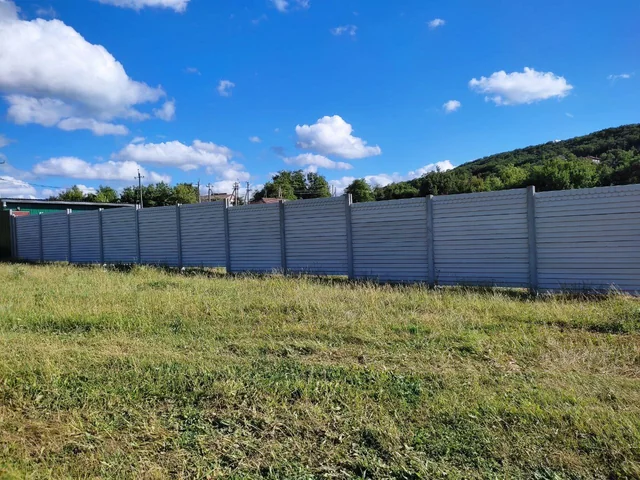 Глухой бетонный еврозабор