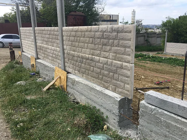 Монтаж нижних плит еврозабора под кирпич