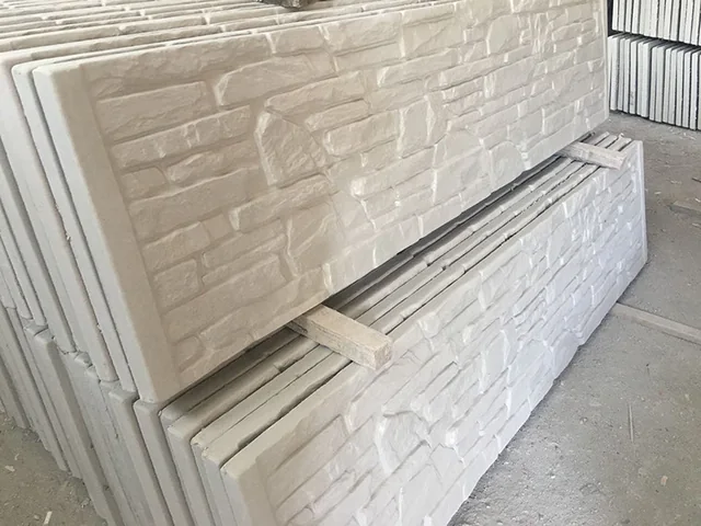 Бетонные плиты с каменным рельефом