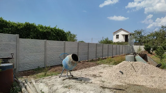 Монтаж узорчатых бетонных секций