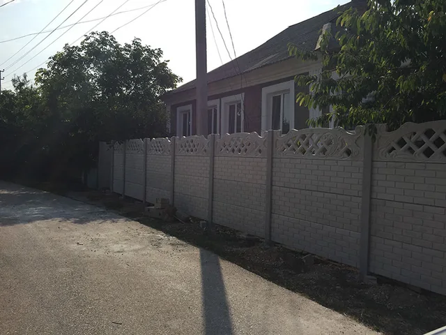 Еврозабор под кирпич с решётчатым верхом