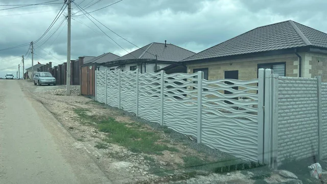 Еврозабор с волнистой фактурой и ажурным верхом