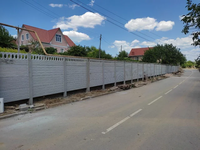 Еврозабор с овальными проёмами в верхних секциях